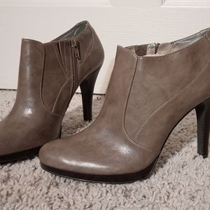 ★Style & Co. 'Westie' Ankle Boots w/Stiletto Heel • Sz. 10 • Like NEW★